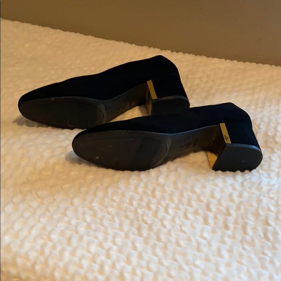 Black dress shoe with gold heel accent - Picture 5 of 5